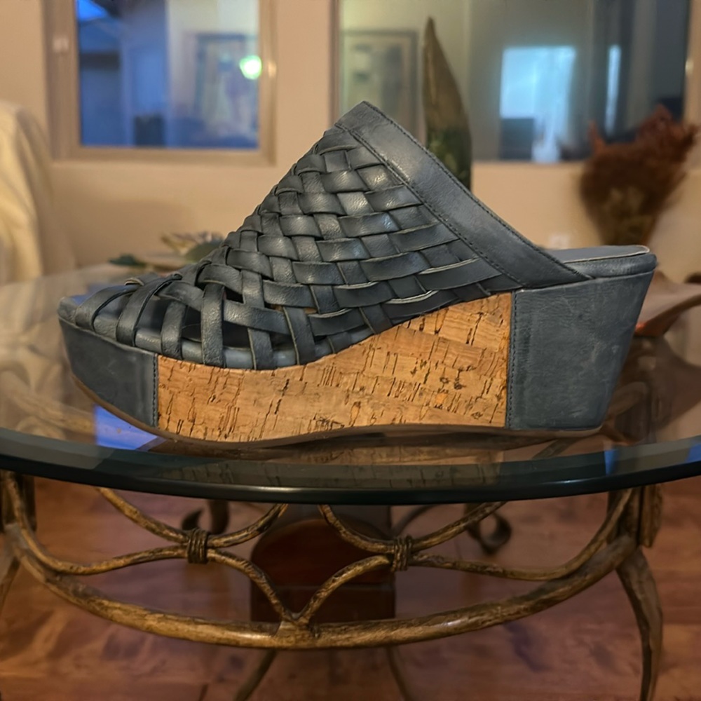 Copay Blu . Never worn- size 7